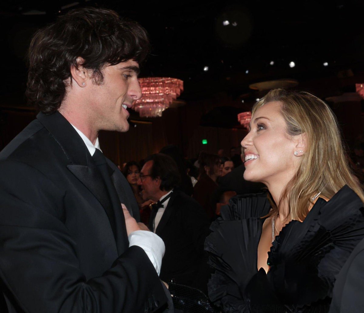 Evadivalore's tweet image. Reports reveal that Jacob Elordi asked Miley Cyrus out to dinner at Golden Globes, not knowing she was already engaged. 

Miley politely turned him down and told him about her engagement