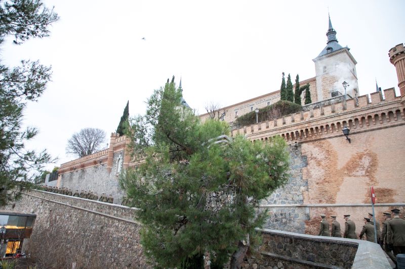 MADOC_ET's tweet photo. Los alumnos de la Academia de Infantería han acudido
 al Alcázar de Toledo, primera sede del Colegio de Infantería, para el acto de inauguración formal del curso,  como viene siendo tradición. Antes y ahora de la Infantería. #ACINF_ET https://t.co/HH9osZhwCW