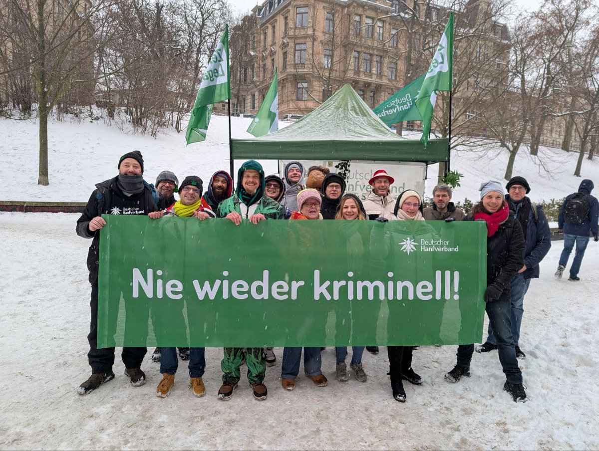 hanfverband's tweet image. Der Termin beim Landgericht in Halle wurde auf den 04.03. verschoben, weil der Zug unseres Anwalts im Schnee stecken geblieben ist. 🙄
Mit dem Prozess wollen wir die Definition von Stecklingen klären.
Vor Ort gab es viel persönlichen Support von z.T. weit angereisten Aktivisten.