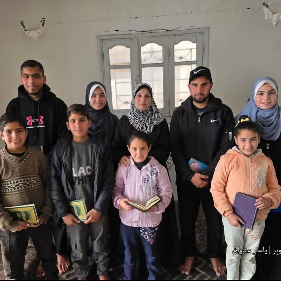 Jhkhelles's tweet image. السيدة سمر الرملاوي من غزة حفظت كتاب الله كاملاً، وجعلت أبناءها الثمانية يحفظونه خلال الحــرب، لم يمنعهم الجوع ولا الخـوف ولا القـصـف من حفظ كتاب الله وإتقان آياته !!
هكذا فلتكن الأمهات، وهكذا فليكن الأبناء، حفظهم الله وبارك فيهم وكثر من أمثالهم !!