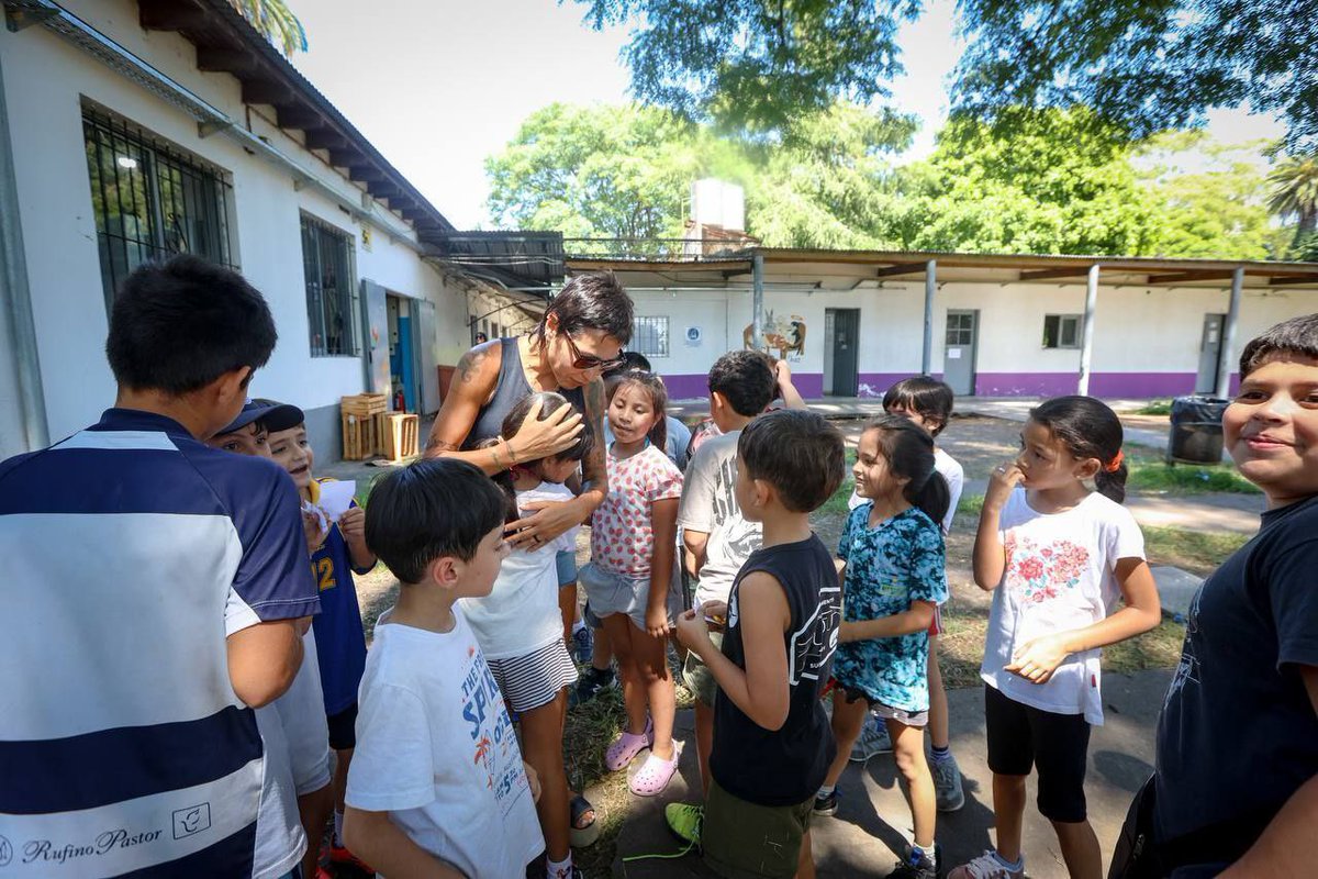 Iniciamos la semana visitando el programa Escuela Abiertas en Verano en la Escuela de Educación Secundaria Agraria N°1, en #QuilmesOeste.

Año tras año, apoyamos este programa de la provincia de Buenos Aires, al que reforzamos con aportes propios, para que la mayor cantidad