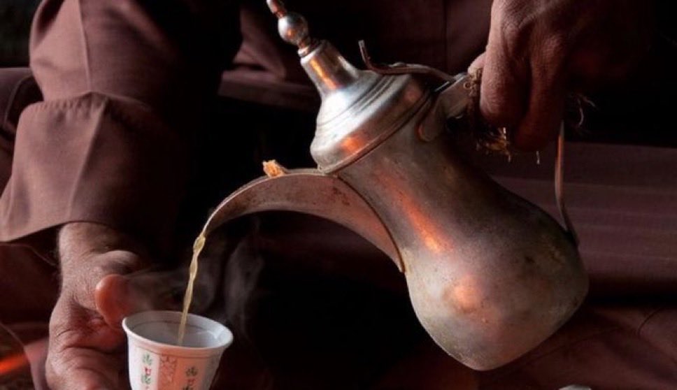 « سبحـان من ميـزك بيـن العبـاد اجـمعين
كنهـم غـسول قـهـوه وانـت قـهوة شـمري »