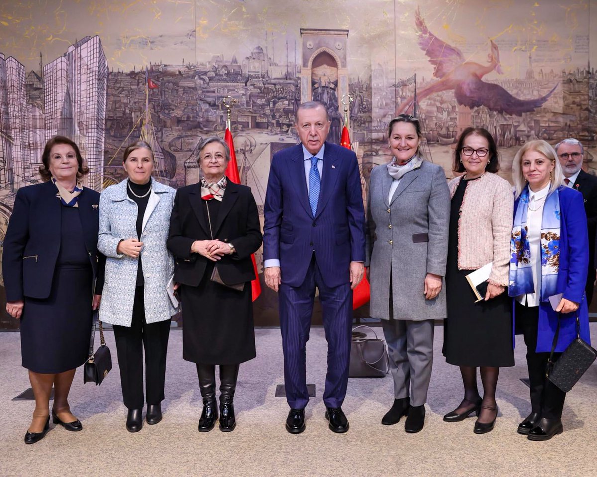 togemder's tweet image. Önceki dönemler milletvekilleri Yönetim Kurulu Başkanımız Av. M. Belma Sekmen ile Yönetim Kurulu üyelerimiz Prof. Dr. Sevim Savaşer, Prof. Dr. Türkan Dağoğlu ve Gülay Dalyan, Cumhurbaşkanımız Sayın Recep Tayyip Erdoğan ile bir araya geldi.