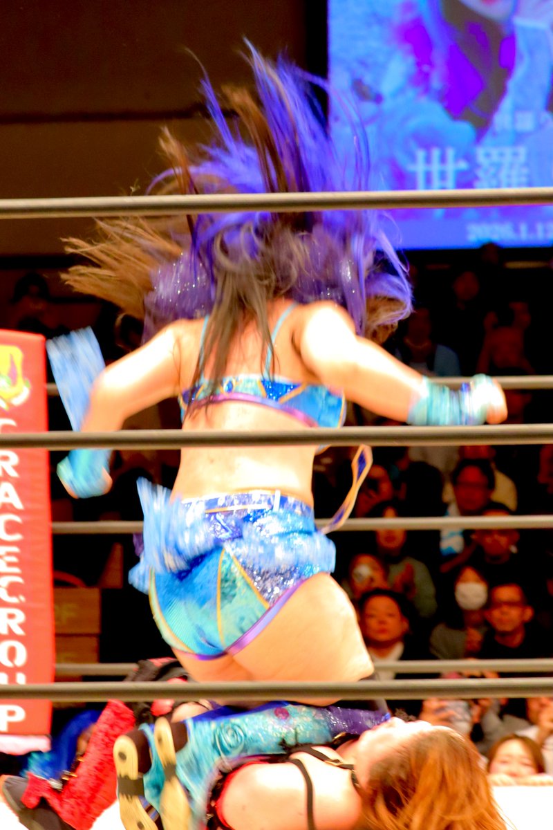 Nobutake33's tweet image. 2026.1.12 後楽園ホール
祈りを捧げるようにして、右膝の怪我をして以降長期間封印していたダイビングWニーを遂に引退試合で放つ❗️✨
#世羅りさ　
#世羅りさ終活