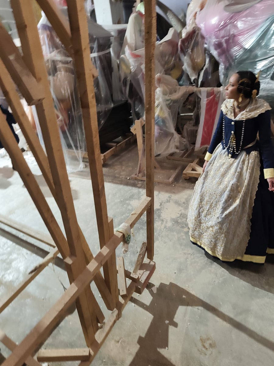 FallaYecla's tweet image. Hola a todos, os dejamos unas instantáneas de ayer en la visita de nuestra falla grande!!!. Contando los días para verla montada en nuestra calle!!💛