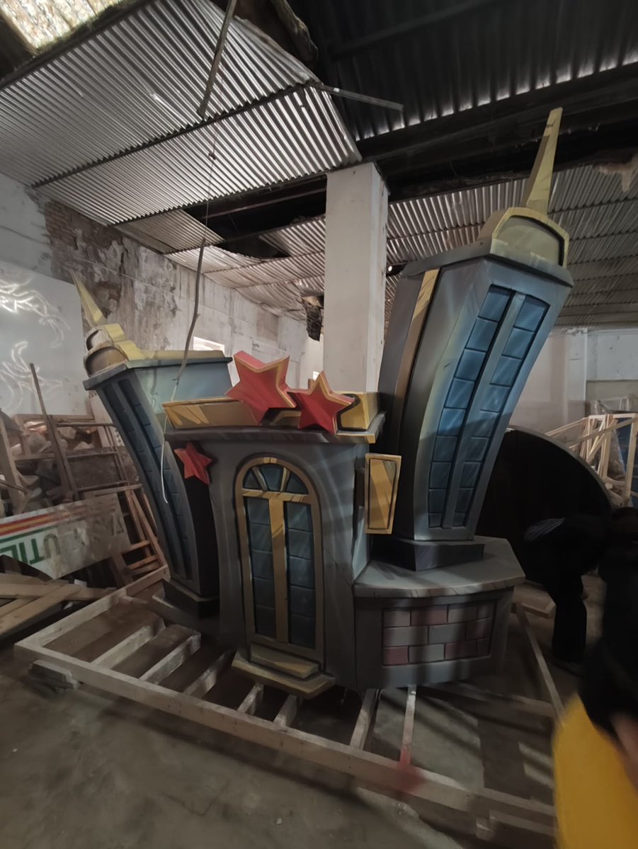 FallaYecla's tweet image. Hola a todos, os dejamos unas instantáneas de ayer en la visita de nuestra falla grande!!!. Contando los días para verla montada en nuestra calle!!💛