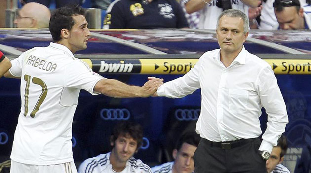 Si es inteligente, Arbeloa ya ha visto lo que le ha costado el puesto a su íntimo amigo Xabi Alonso.

Ya sabe que lo que jamás puede hacer es arrodillarse ante los pesos pesados.

Si tiene cuentas de caer en el mismo error, que avise y que ni se presente.

NECESITAMOS UN CACIQUE.