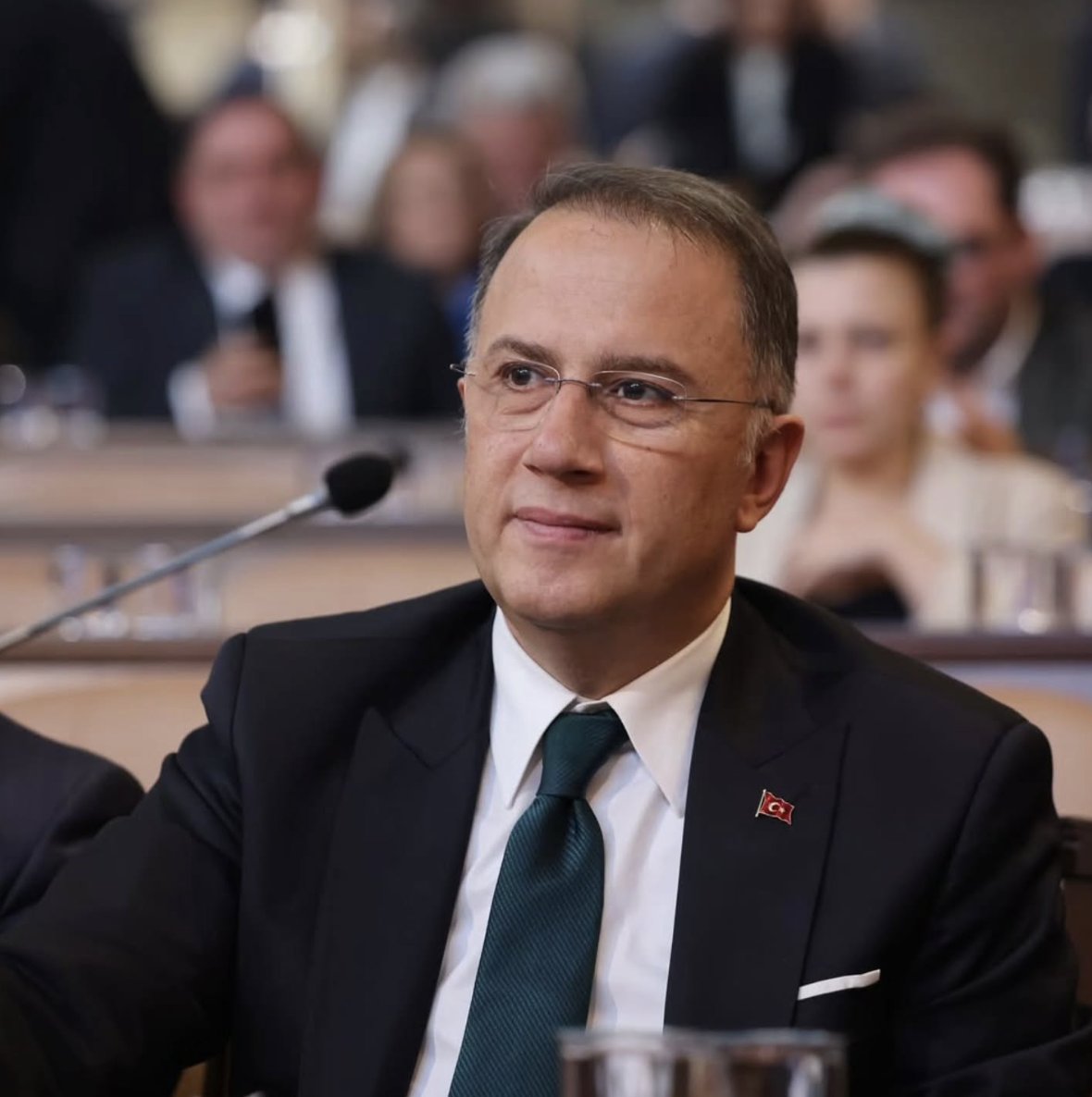 ALLAH KORUSUN, BAĞIŞLASIN.
Bu adam göz göre göre eriyor gidiyor. Ülkeyi öyle bir çıkmaza sokacaksınız ki! dışarıda adım atacak yüzünüz olmayacak! 
#mehmetmuratçalık