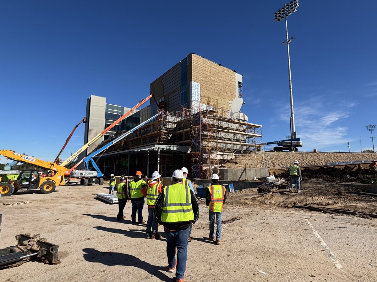 bdstats's tweet image. Construction meeting time!  #CablingTheNewStadium #ProductionLife