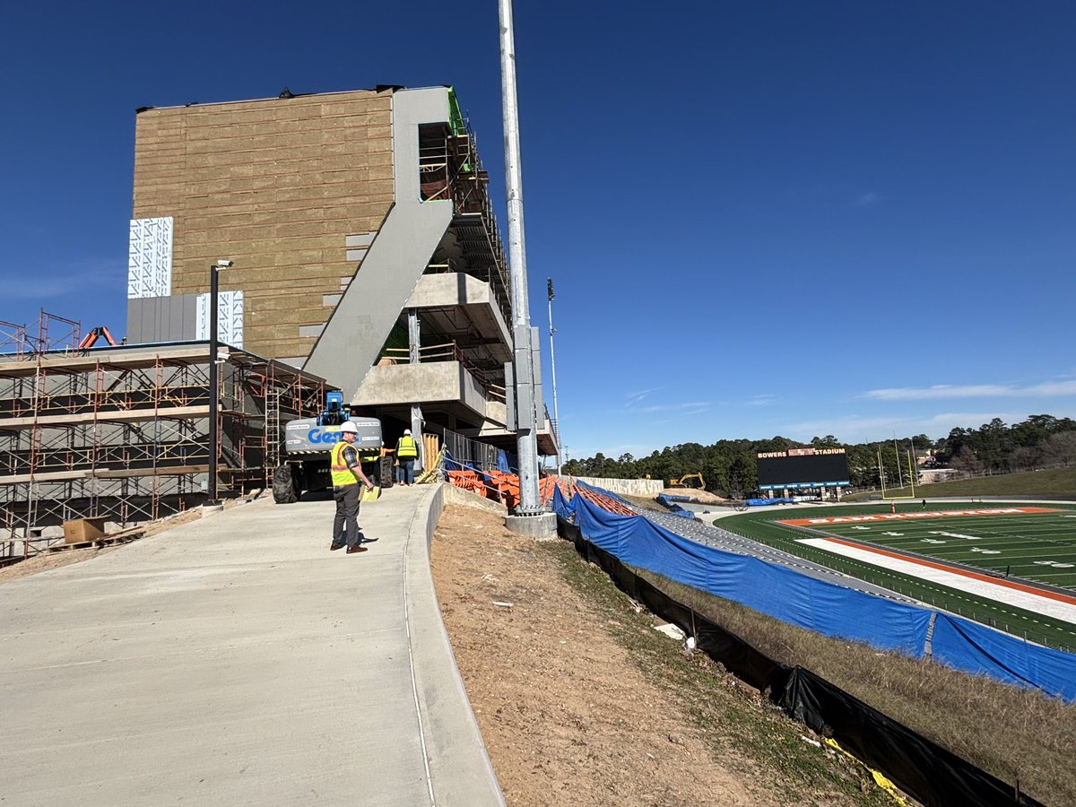 bdstats's tweet image. Construction meeting time!  #CablingTheNewStadium #ProductionLife