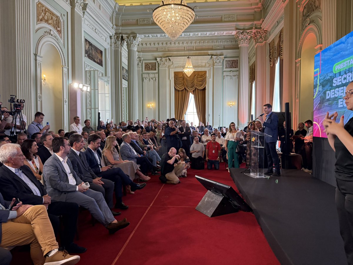 Impressionante o prestígio de Ernani Polo. Já vi o Palácio Piratini cheio em poses, mas o ato é de despedida do secretário de Desenvolvimento Econômico. Casa cheia, Faltaram cadeiras.