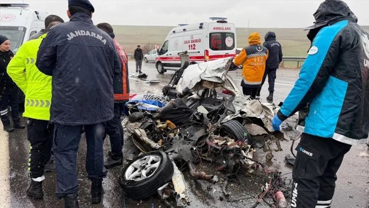 Adıyaman Kahta karayolunda, meydana gelen elim trafik kazasında hayatını kaybeden  hemşehrilerimize Allah’tan rahmet, acılı ailelerine sabır ve başsağlığı diliyorum. Yaralı vatandaşımıza acil şifalar diliyoruz.