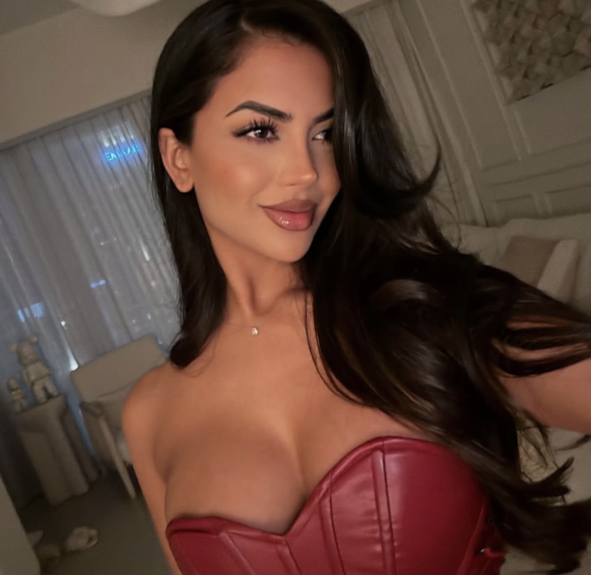 ImperiousBabe's tweet photo. Trying to keep a straight face while he's testing beginner-level manipulation on the queen herself. https://t.co/uAF8HiLdaa