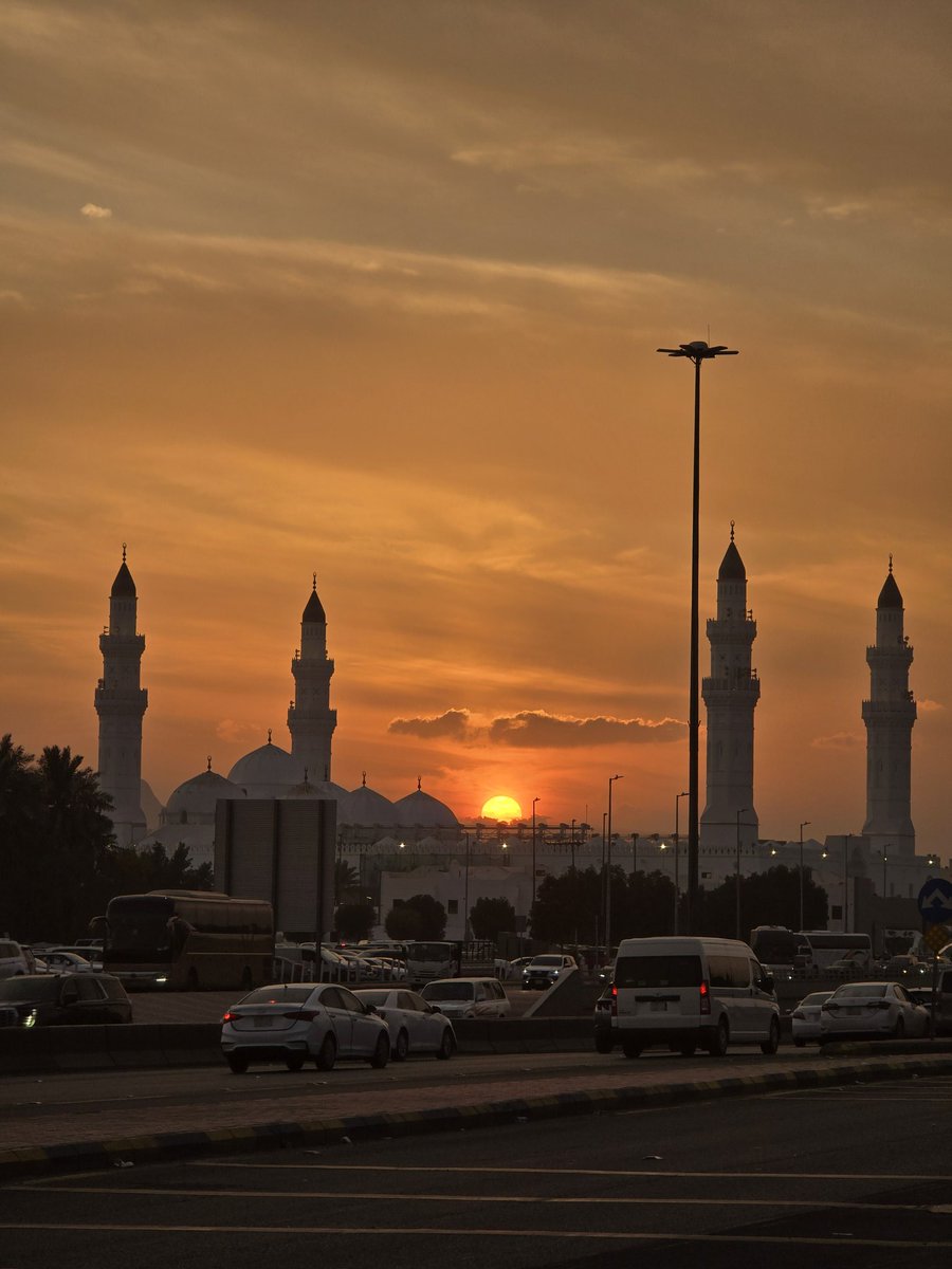 sukkaryeater's tweet photo. It would be an injustice,  if we don't talk about the sunset at Qubā' today.

#madinah https://t.co/kok7hKvFp1