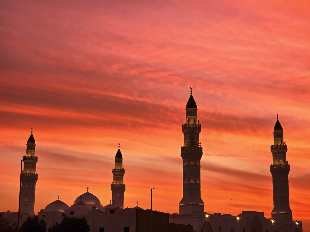 sukkaryeater's tweet photo. It would be an injustice,  if we don't talk about the sunset at Qubā' today.

#madinah https://t.co/kok7hKvFp1
