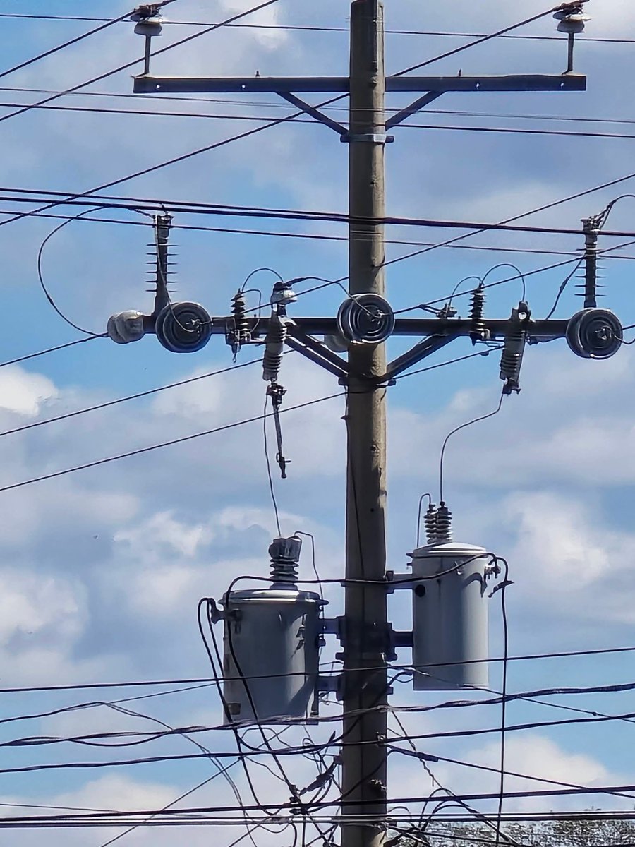 SIN ENERGÍA ELÉCTRICA en Barrio La Esperanza, Santa Rosa de Lima en La Unión Norte, el fusible se disparo ubicado en el poste por la Gasolinera Texaco, Carretera Ruta Militar. El llamado a la EEO <a href="/AESElSalvador/">AES El Salvador</a>