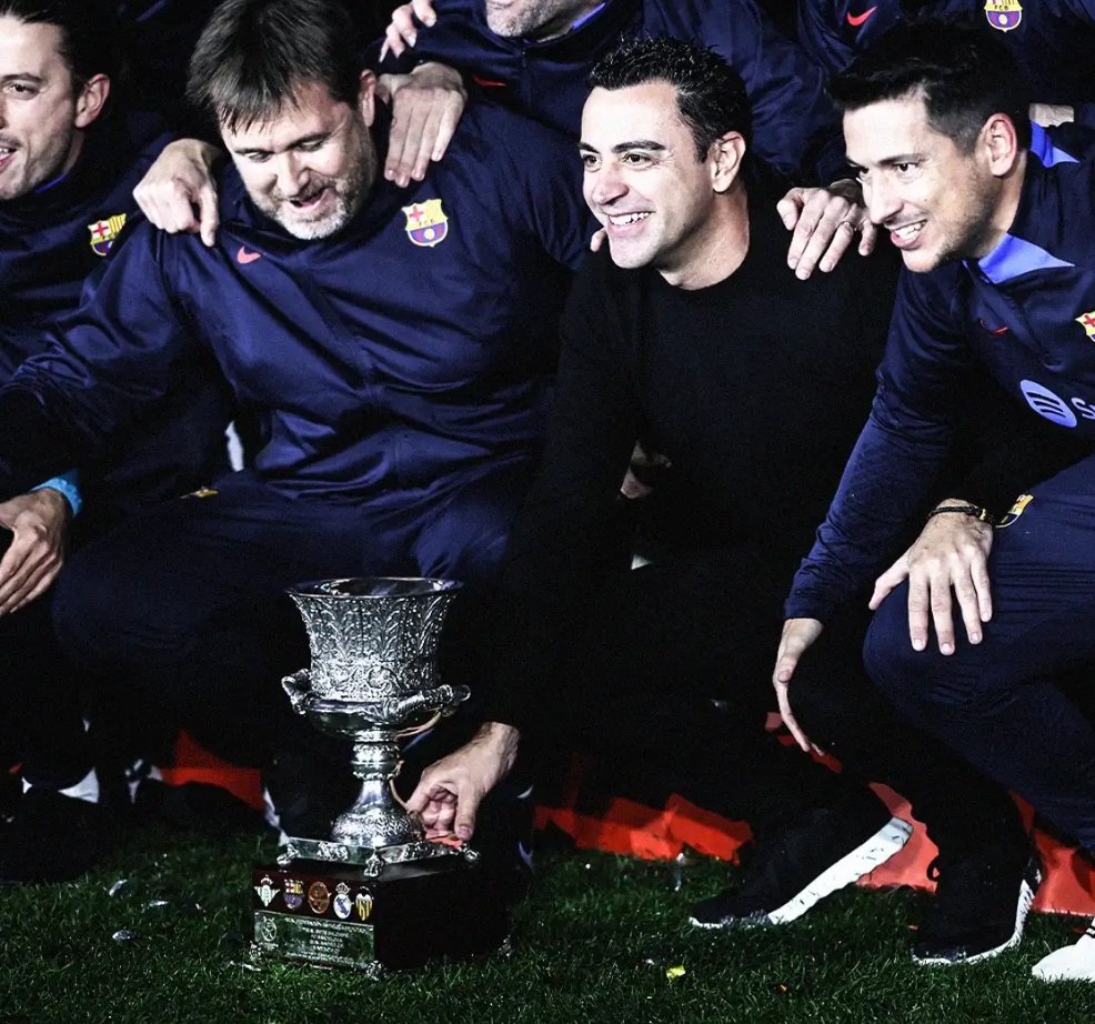 A Xabi Alonso le dieron un equipo lleno de cracks y no ha logrado absolutamente nada. 

A Xavi Hernández le dieron un equipo lleno de niños, en plena crisis y sin poder fichar lo que necesitaba y ganó una Liga y una Supercopa de España.

Que no los comparen porque no tienen nada