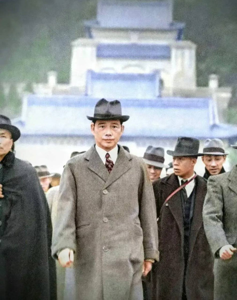 YesterdayLens's tweet image. 1940年3月19日，汪精卫作为日本扶持的南京伪政府首脑，参观了南京的中山陵。这一行为旨在通过对孙中山的缅怀来为其政权争取合法性。