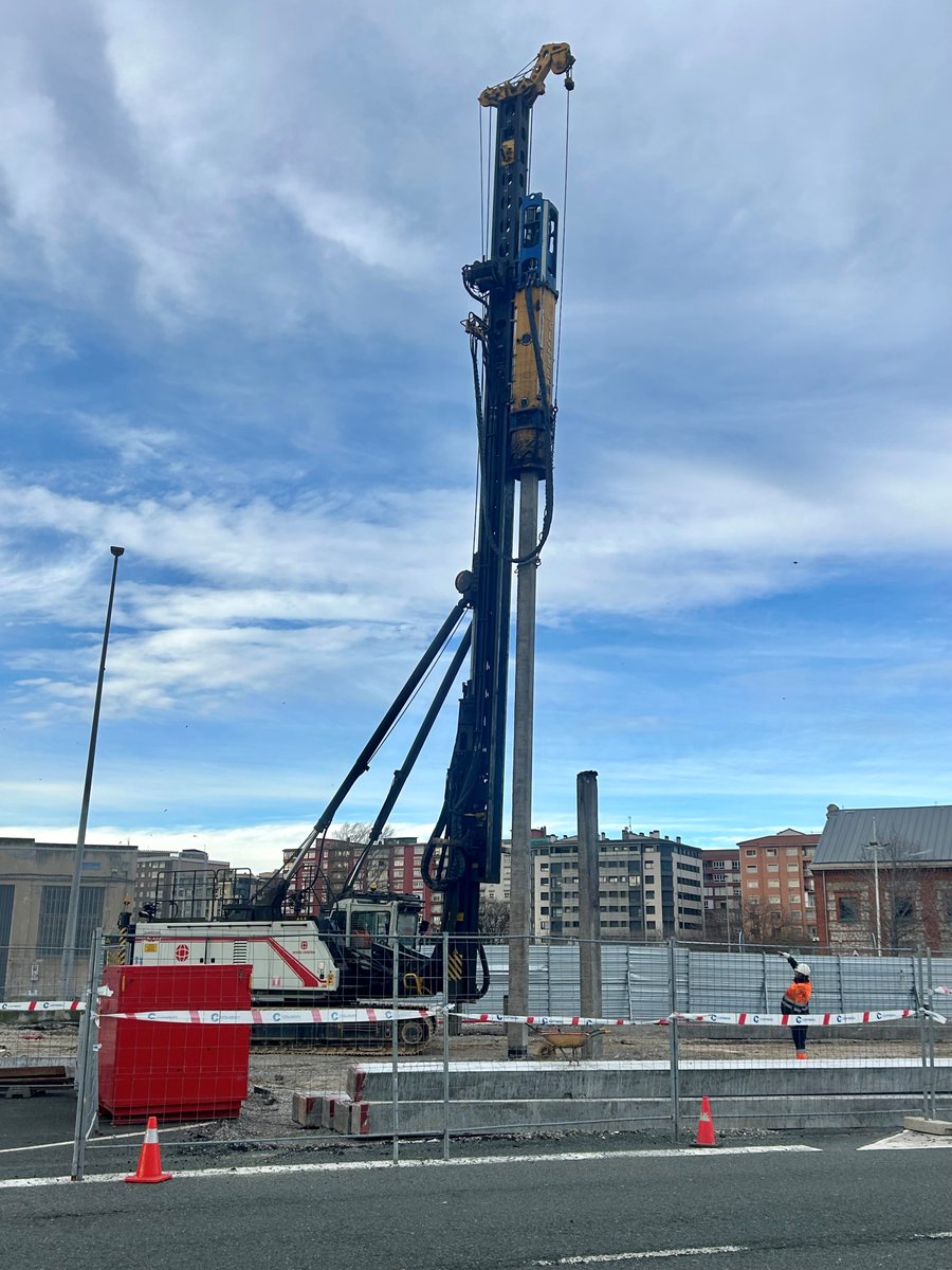 cdiazmaza's tweet photo. 👷♂️Avanzamos en la obra de mejora del acceso urbano al @port_santander con la ejecución de las cimentaciones mediante la hinca de pilotes prefabricados de hormigón (17 uds).
Tenemos previsto que estos trabajos finalicen a lo largo de la semana.
#ForoPermanente #Integración https://t.co/aJ1J6XDNQn