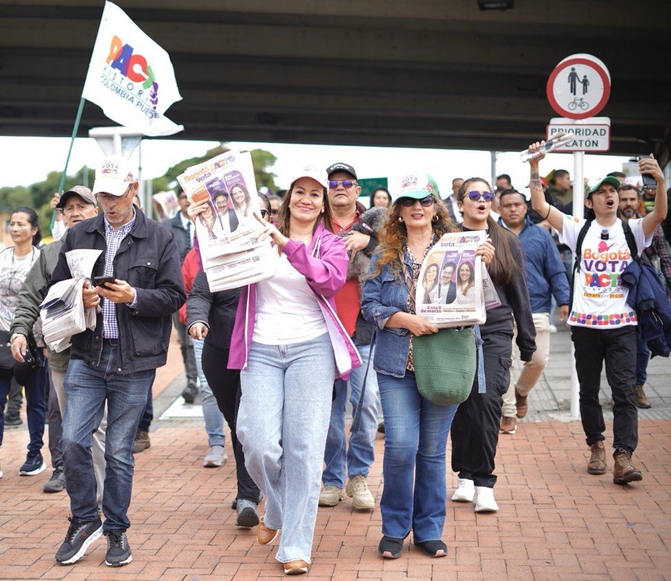 carolinacorcho's tweet image. La unidad es el camino para ser mayoría en el Congreso y seguir sacando adelante las reformas que transforman la vida de los colombianos ✊🇨🇴🤝

El cambio se defiende en la calle y se consolida en las urnas: vota 3 veces por el Pacto Histórico ✨🗳️
#elpactosetomabogota