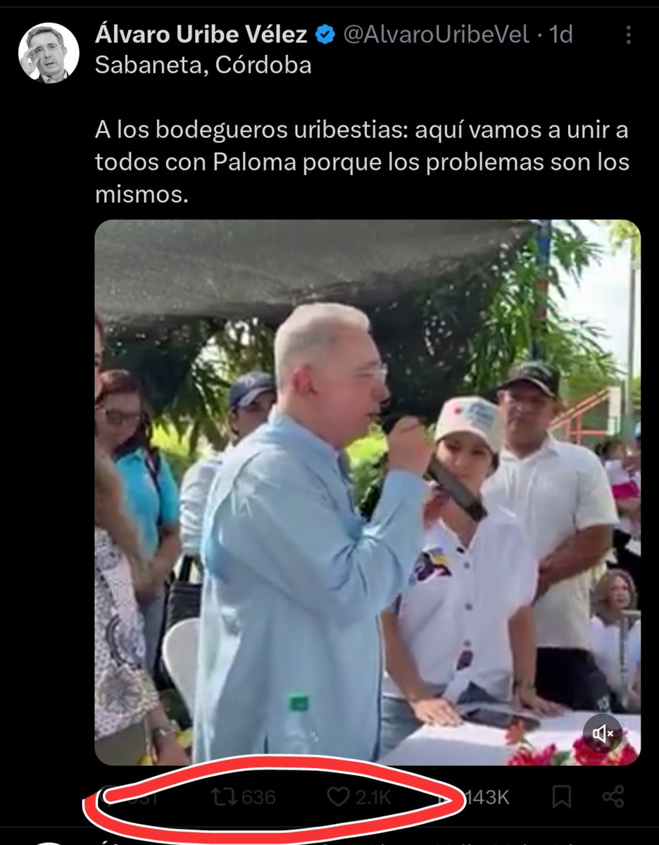 Pobre el viejo miserable de Alvaro Uribe, tiene que bloquear para que nadie le responda sus mediocres  y mentirosos comentarios X...Es q ya no solo en la calle lo madrean, si no que en las redes le recuerdan de ser un Asesino, Narcotráficante, Paramilitar, violador etc