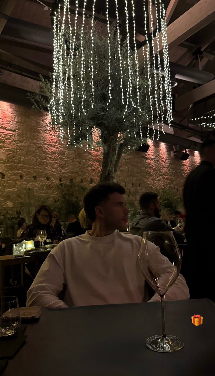 illicitfilm's tweet image. just remembered that this is what luke currently looks like… sigh……