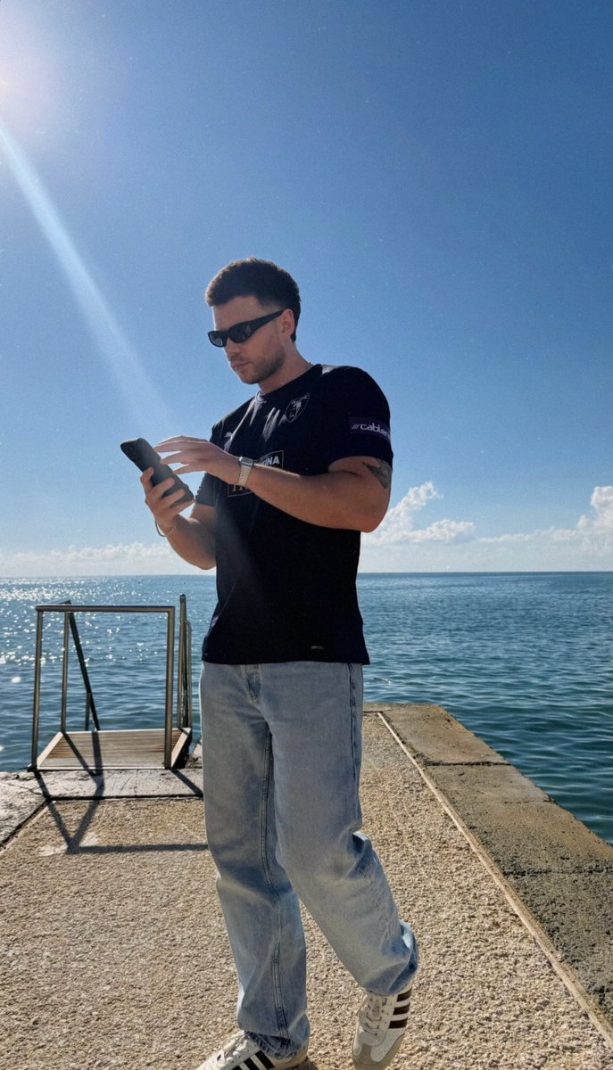 illicitfilm's tweet image. just remembered that this is what luke currently looks like… sigh……