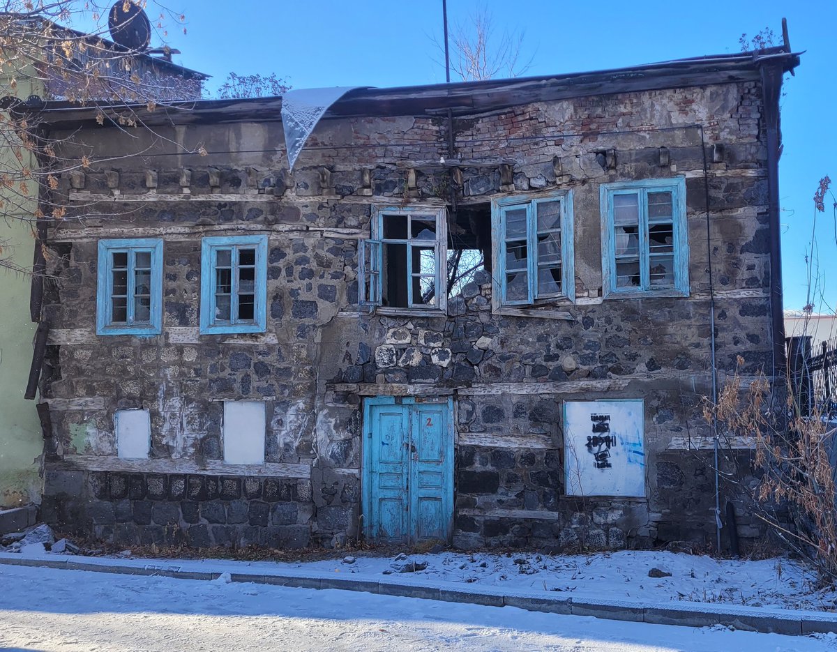 nikopolikk's tweet photo. "yıkık ama neşeli, sana benziyor" dedi. https://t.co/7rdnb0u8jk