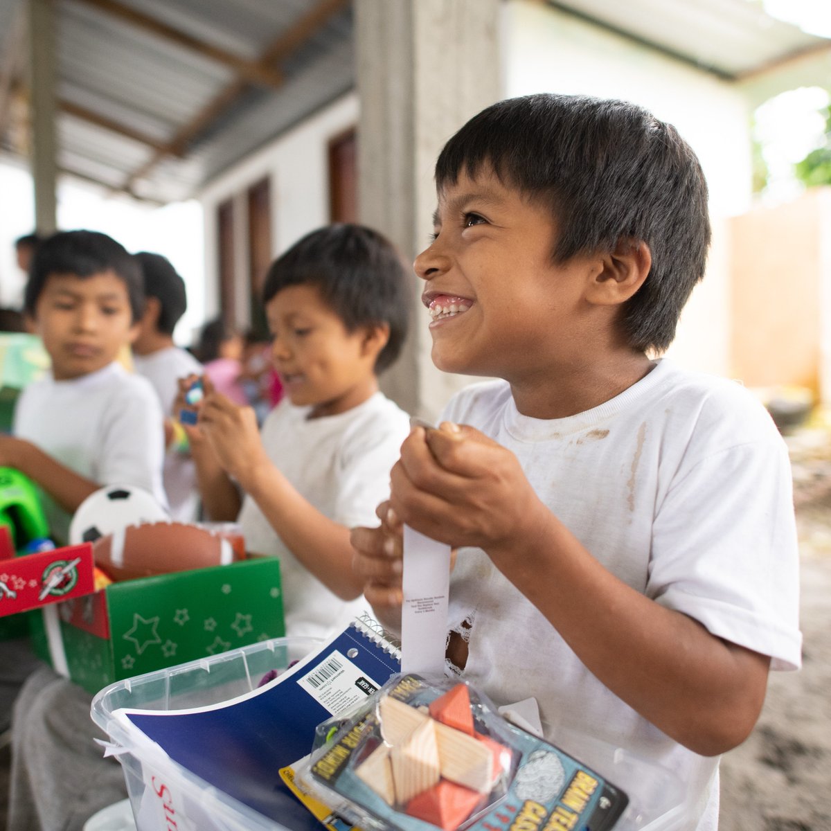SamPurse_ES's tweet image. ¡Una completa sorpresa! ✨

Los niños asisten a un evento local de evangelismo, a menudo sin saber que están a punto de recibir un #regalo 🎁, una expresión tangible del gran amor de Dios. ❤️
sampur.se/49tcucq