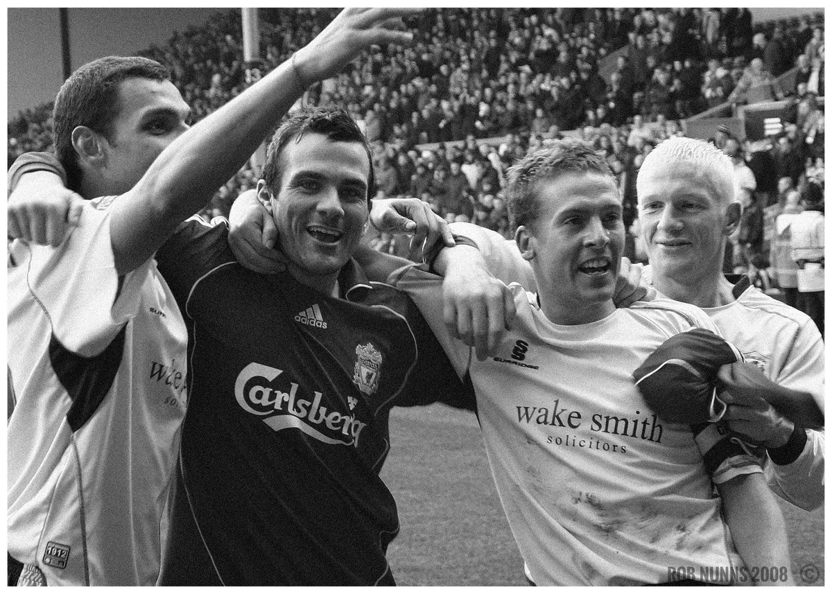 PitchsidePro's tweet image. FA Cup 2008.  Barnsley FC became the giant killers.  #FACup #barnsleyfc #awaydays #🔴⚪️