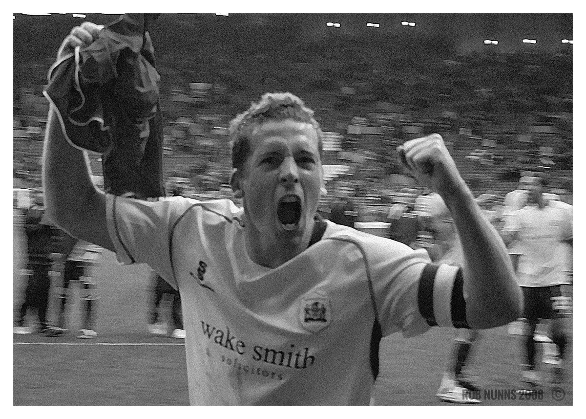 PitchsidePro's tweet image. FA Cup 2008.  Barnsley FC became the giant killers.  #FACup #barnsleyfc #awaydays #🔴⚪️