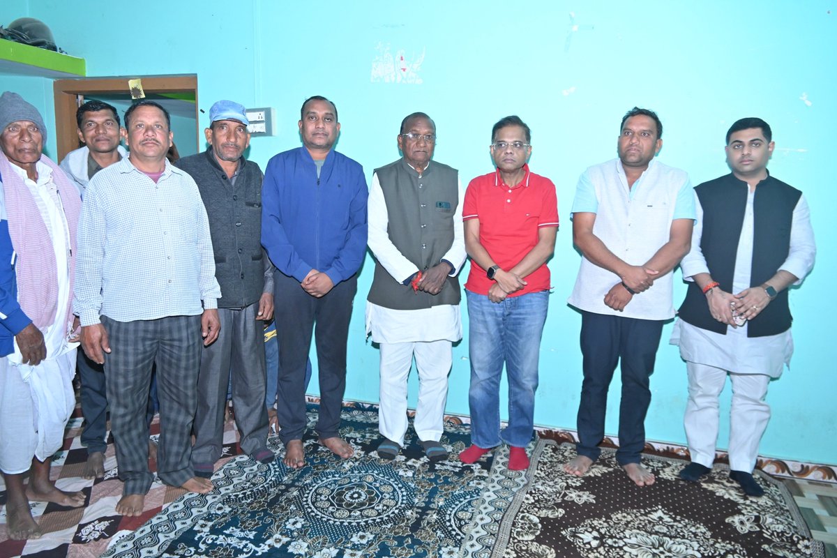 आज मुंगेली के ग्राम सोनपुरी में पूर्व विधायक श्री चंद्रभान बारमते जी के बड़े भाई एवं भाई नेमसिंह जी के बड़े पिता जी स्व. श्री जीवन सिंह बारमते जी के निधन पर शोकाकुल परिवार से भेंट कर गहरी संवेदना प्रकट की।

इस दुखद अवसर पर श्री अमित जोगी जी के साथ उपस्थित रहकर दिवंगत आत्मा को