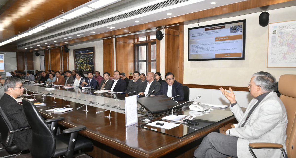 आज उत्तर प्रदेश दिवस-2026 की तैयारियों को लेकर उच्च स्तरीय समीक्षा बैठक की। राज्य व जनपद स्तर के कार्यक्रमों की रूपरेखा, थीम, प्रदर्शनी, सम्मान समारोह एवं अन्य गतिविधियों पर विस्तार से चर्चा हुई।