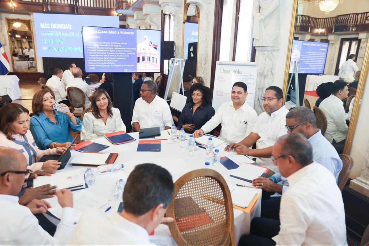Durante el primer Consejo de Ministros de 2026, como Coordinadora del @gabsocialrd formé parte de una jornada de trabajo enfocada en la definición de las prioridades del Gobierno. En este encuentro encabezado por nuestro Presidente <a href="/luisabinader/">Luis Abinader</a>