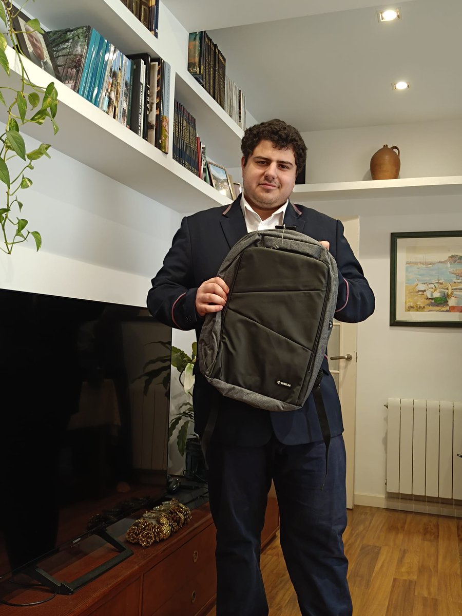 DescobrintMob's tweet image. Ieps! Surto ben malament però és igual! Volia compartir la meva motxilla que m'han regalat 😄

Tooooppp