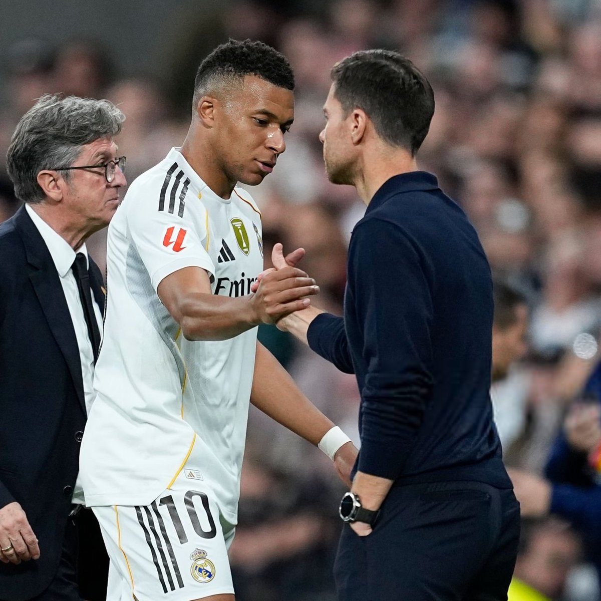 VibesFoot's tweet image. 🔴 𝗫𝗔𝗕𝗜 𝗔𝗟𝗢𝗡𝗦𝗢 𝗘𝗦𝗧 𝗧𝗥𝗘̀𝗦 𝗠𝗘́𝗖𝗢𝗡𝗧𝗘𝗡𝗧 𝗗𝗨 𝗖𝗢𝗠𝗣𝗢𝗥𝗧𝗘𝗠𝗘𝗡𝗧 𝗗𝗘 𝗞𝗬𝗟𝗜𝗔𝗡 𝗠𝗕𝗔𝗣𝗣𝗘́ 𝗛𝗜𝗘𝗥 ! 🥶

Alors que le technicien espagnol voulait que son groupe fasse une haie d'honneur au Barça, 𝗠𝗯𝗮𝗽𝗽𝗲́ 𝗮 𝗿𝗲𝗳𝘂𝘀𝗲́ 𝗲𝘁 𝗮…