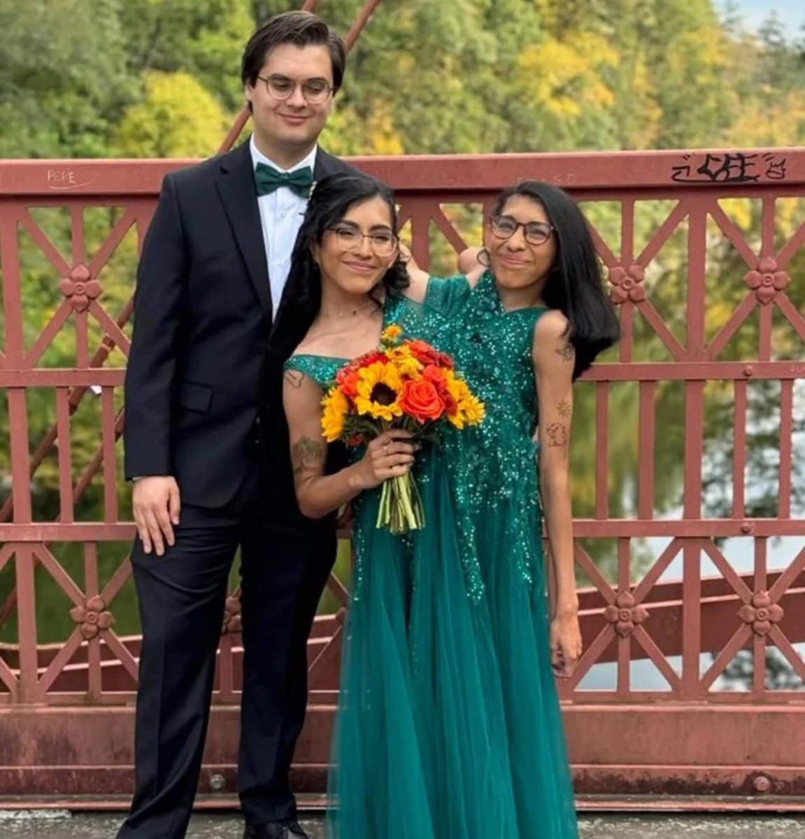 mrwtffacts's tweet image. In Connecticut, a conjoined twin has married her boyfriend while her sister remains single.