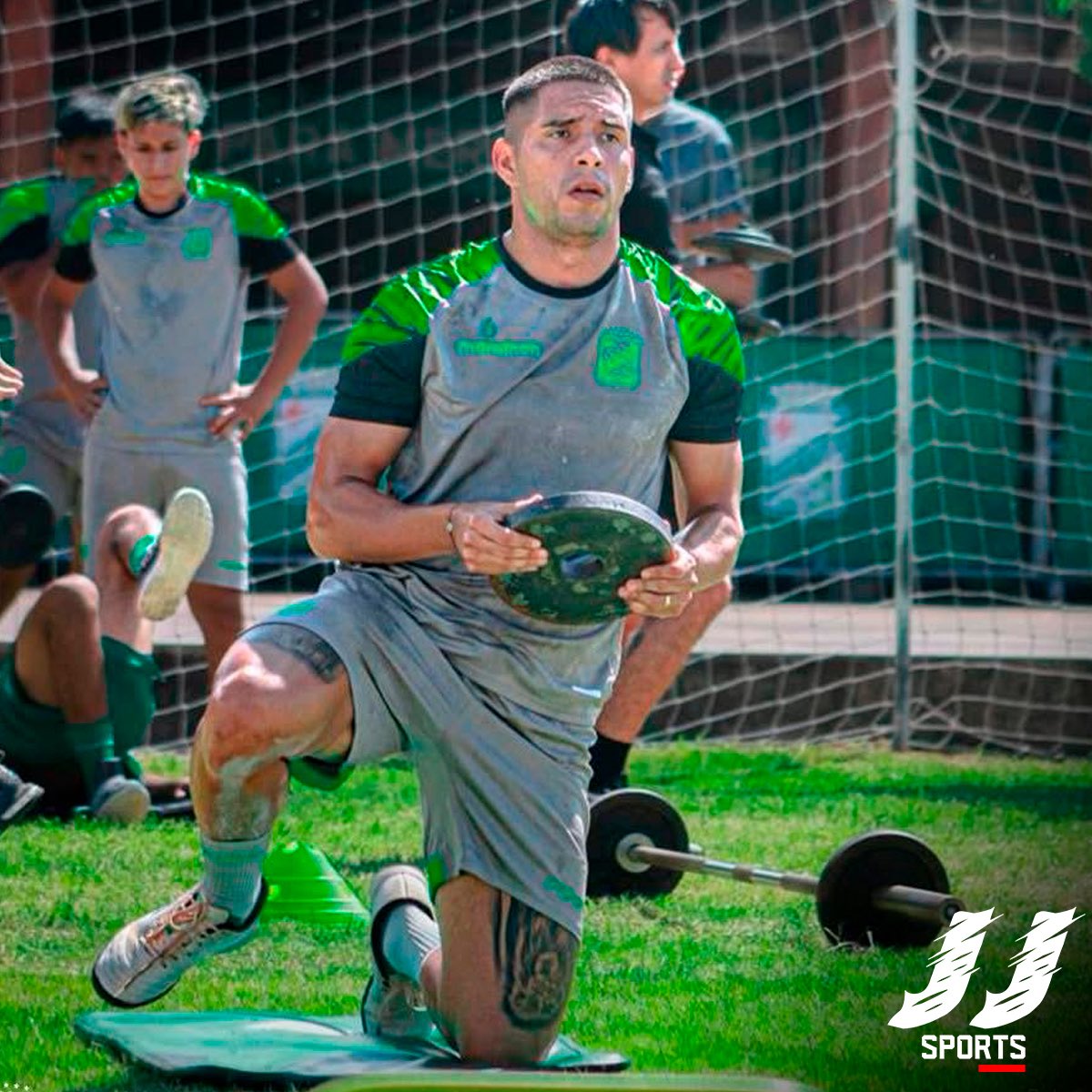 oficial_sports's tweet photo. #OrientePetrolero | Continúa el trabajo de pretemporada en el campamento “Refinero”, ya se cumplió la segunda jornada de entrenamiento y pare este lunes se tiene planificado realizar doble turno. ⚽️🟢⚪️
📸 Oriente Petrolero
#JJSportsOficial #OrientePetrolero https://t.co/fd65THHw8F