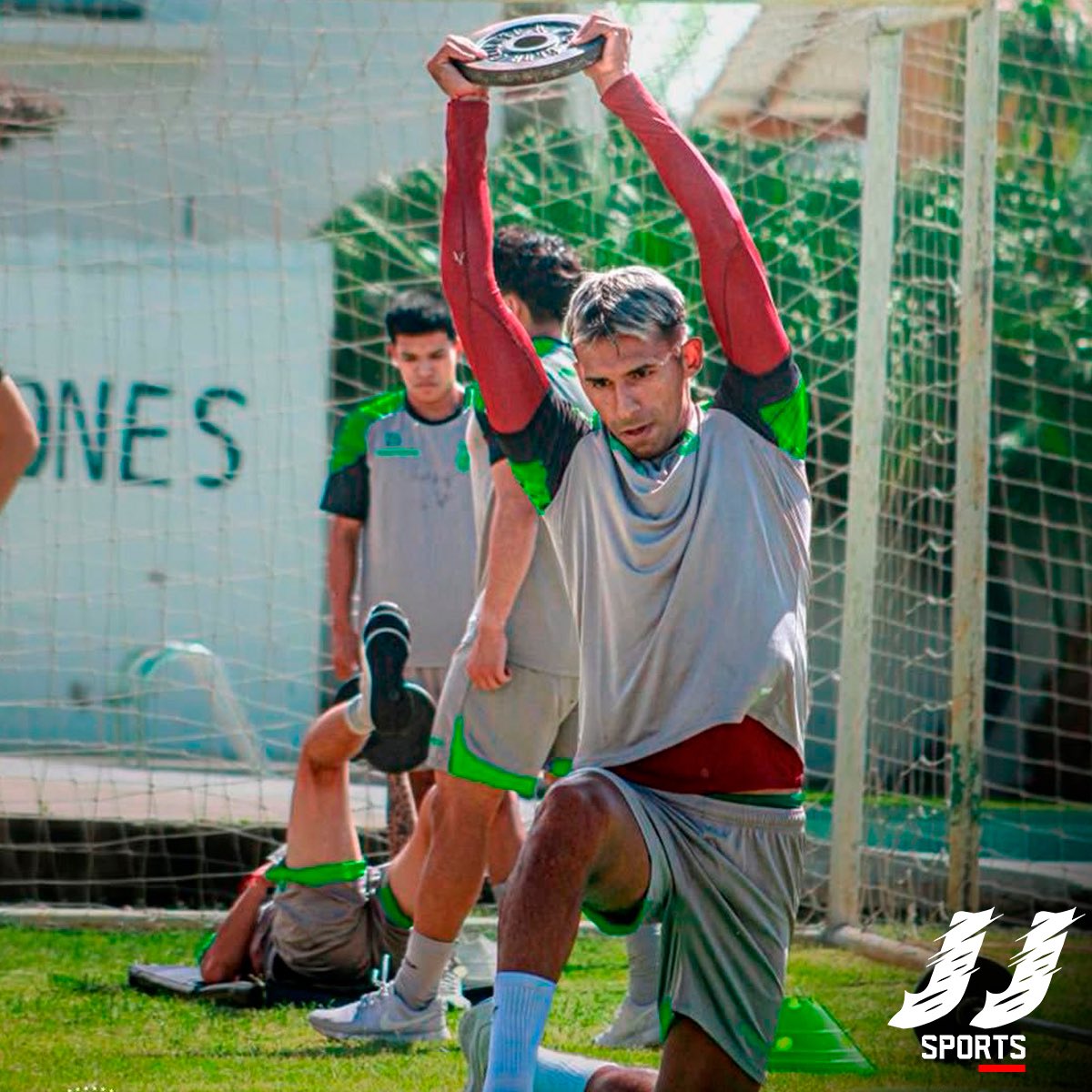 oficial_sports's tweet photo. #OrientePetrolero | Continúa el trabajo de pretemporada en el campamento “Refinero”, ya se cumplió la segunda jornada de entrenamiento y pare este lunes se tiene planificado realizar doble turno. ⚽️🟢⚪️
📸 Oriente Petrolero
#JJSportsOficial #OrientePetrolero https://t.co/fd65THHw8F