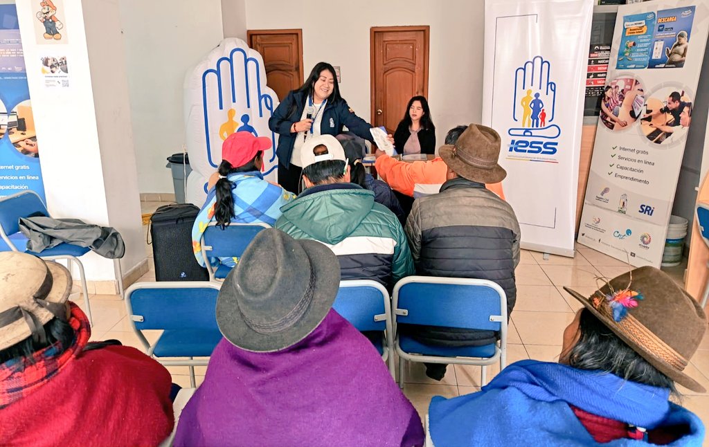 IESSChimborazo's tweet photo. #IESSnoPara | En coordinación con la @GoberChimborazo capacitamos en la parroquia Calpi sobre los beneficios de la seguridad social.
La ciudadanía conoció como acceder a la afiliación voluntaria, al @IESS_SSC 👩🏻👩🏻‍🌾y obtener los servicios y prestaciones de la institución. 🏥🚑 https://t.co/gBDPPGQOn6
