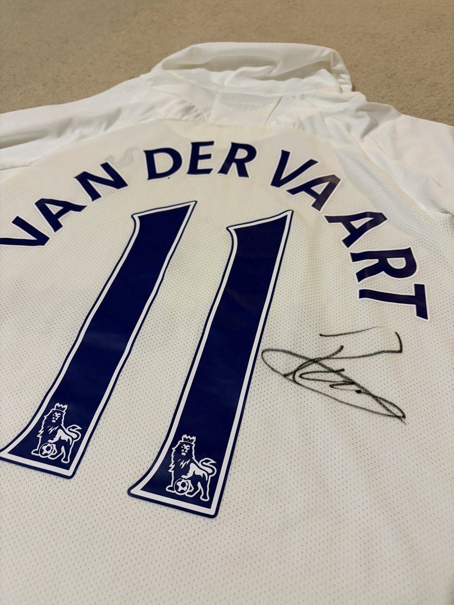 Any Spurs fans interested in this?

Brand new with tags size medium!

DM me!
#TottenhamHotspur #spurs #memorabilia #vandervaart #footballshirt