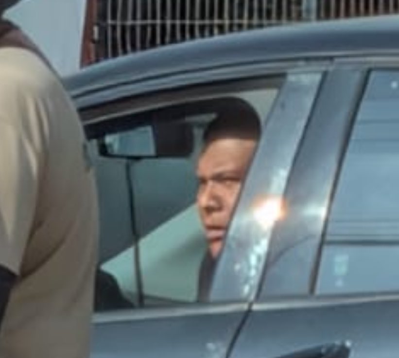 izcaheroes's tweet image. Supuestos policías ministeriales detienen a joven motociclista en San Marcos con supuestos uniformes y con una cara de rateros que no pueden con ella. 

Auto viejo sin placas y con luces de polecia, supuestos uniformes con logos negros , tienen cara de delincuentes. #izcalli