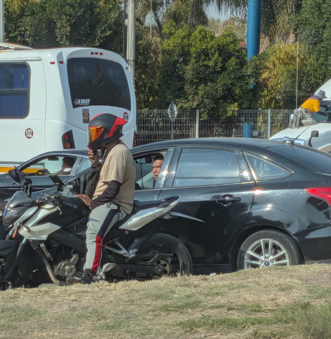 izcaheroes's tweet image. Supuestos policías ministeriales detienen a joven motociclista en San Marcos con supuestos uniformes y con una cara de rateros que no pueden con ella. 

Auto viejo sin placas y con luces de polecia, supuestos uniformes con logos negros , tienen cara de delincuentes. #izcalli