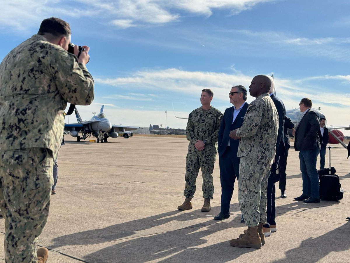 SenTedCruz's tweet photo. 🇺🇸 God bless the Arsenal of Freedom.

🇺🇸 God bless our troops.

🇺🇸 God bless America.

@SecWar @DeptofWar https://t.co/qXKdPiysAi