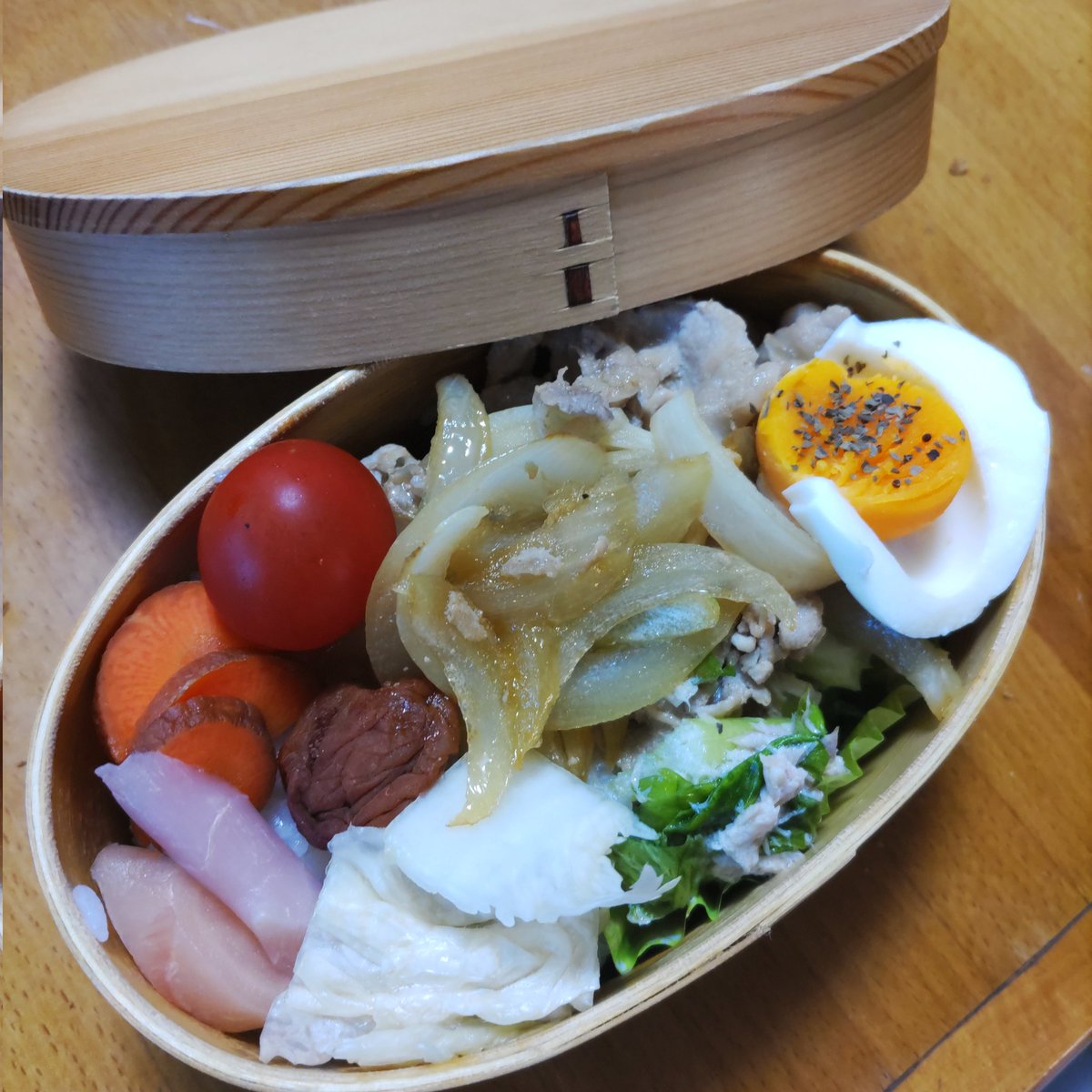 mayu2wind's tweet image. 今日の曲げわっぱお弁当は、豚肉と玉ねぎの醤油炒め、ゆで卵、セロリとツナのサラダ、ミニトマト、白菜の浅漬け、岩下の新生姜、人参の糠漬け、梅干し、白米。