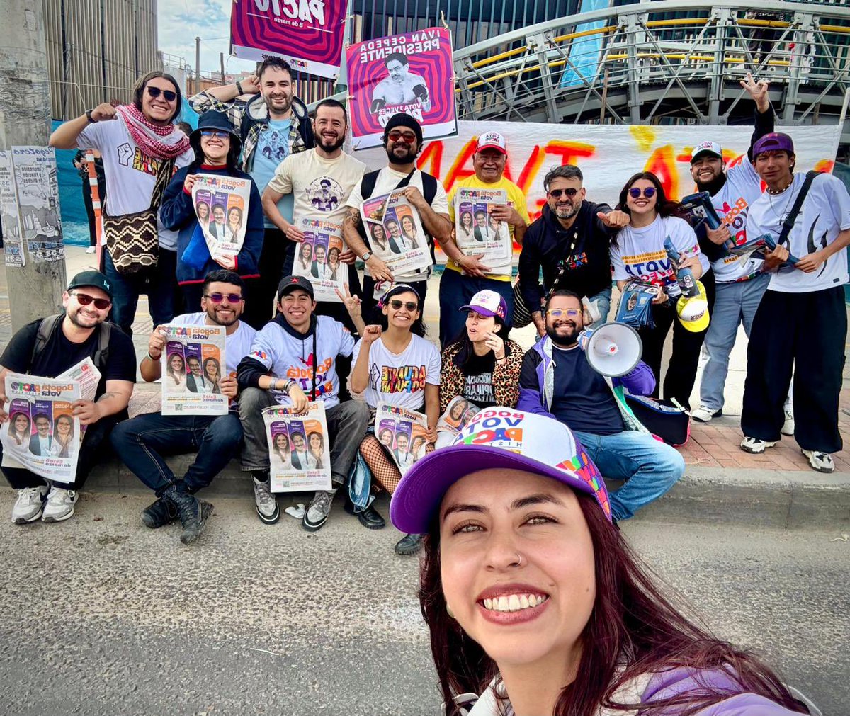 #ElPactoSeTomaBogotá

Que alegría la potencia transformadora de quienes representan una generación distinta, con ganas de hacer las cosas diferentes, con identidad política y con convicción.

Aquí sobra amor y dignidad por nuestro país. 🔥🇨🇴

Todxs este 8 de marzo 3 veces Pacto