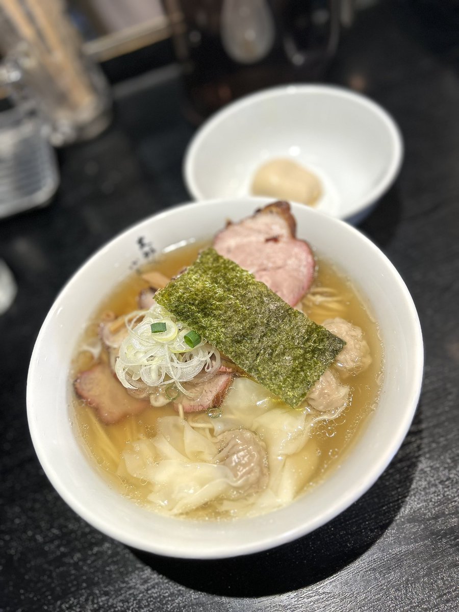 matsu_0520's tweet photo. 支那ソバ 小むろ@行徳
チャーシューワンタンメン(塩)
昨日のランチ。
年明け一発目の小むろ。
ジンワリ滋味深い味わいのスープは勿論のこと、しなやかな自家製麺や噛むほどに美味しいチャーシューなどどれを取っても相変わらず激ウマな🍜。
お年玉？も頂いちゃって有り難いっす。
最高でした！ https://t.co/xzKwuKCRQZ