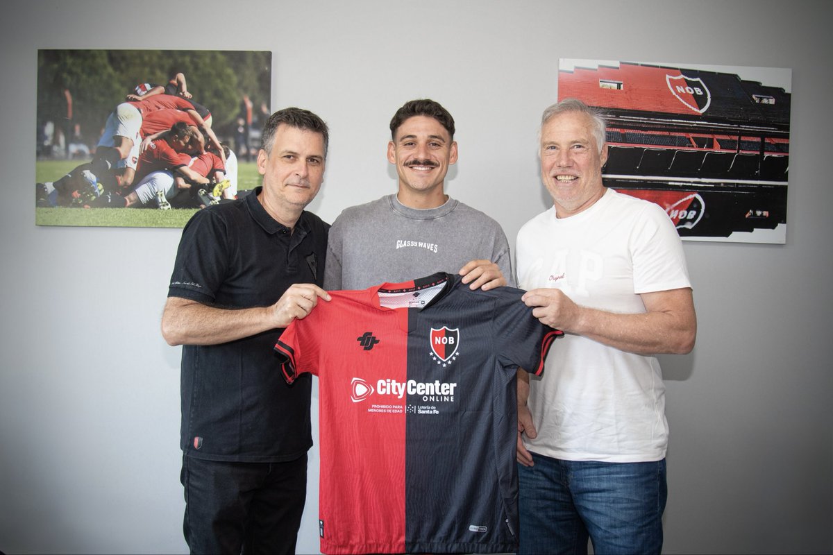 Newells's tweet image. Matías Cóccaro se viste de Rojinegro ❤️🖤

🇺🇾 El delantero uruguayo firmó este lunes su contrato con el club y se convirtió en jugador de Newell’s por las próximas tres temporadas.

¡Bienvenido al corazón de la ciudad! 👊🏼

newellsoldboys.com.ar/matias-coccaro…