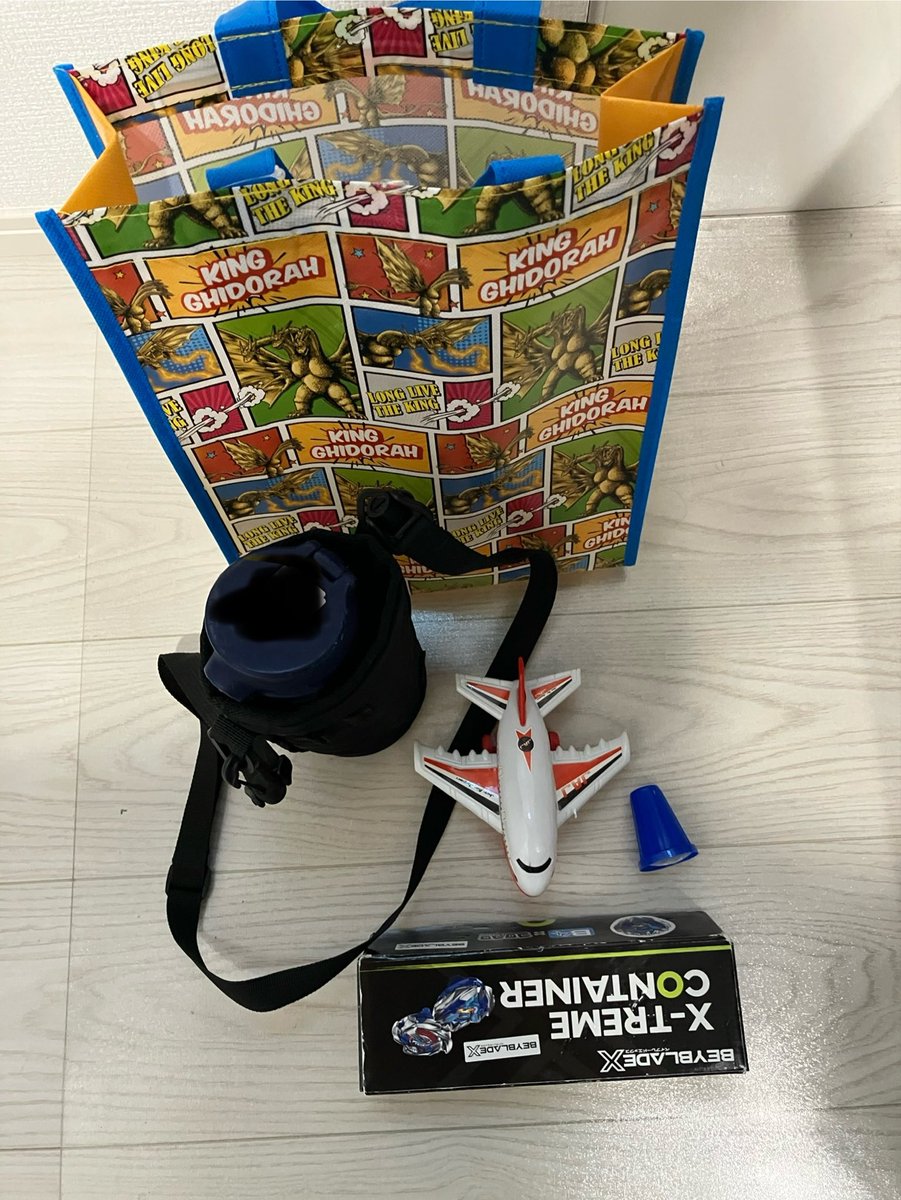 kentyu_bey's tweet image. 昨日の郡山市ベイブレード交流会にて、
忘れ物が散見されております。

お心当たりのある方はダイレクトメッセージお願いいたします。

・水筒(フルネーム記載あり)
・飛行機の玩具
・3on3デッキケース
・袋