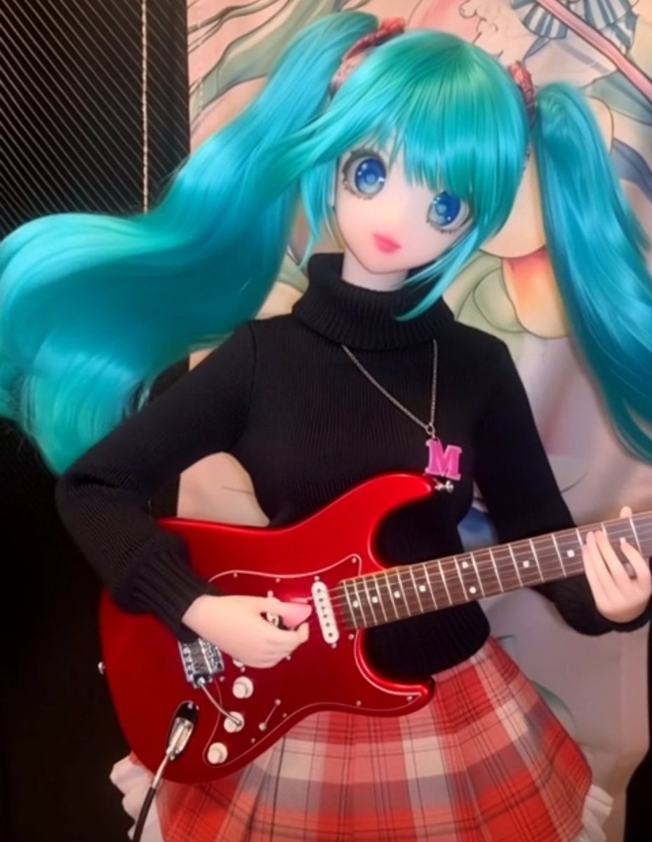 miku_roy39's tweet photo. おはようございます😊黙ってロックをやるみーちゃんです🎸
今週もよろしくお願いします🙇
【生成AI動画の切り抜きです】
#Fセク
#等身大ドール
#VOCALOID
#HatsuneMiku
English below👇️
한국어 이하👇️
中文 以下👇️ https://t.co/jZJH3i8pKf